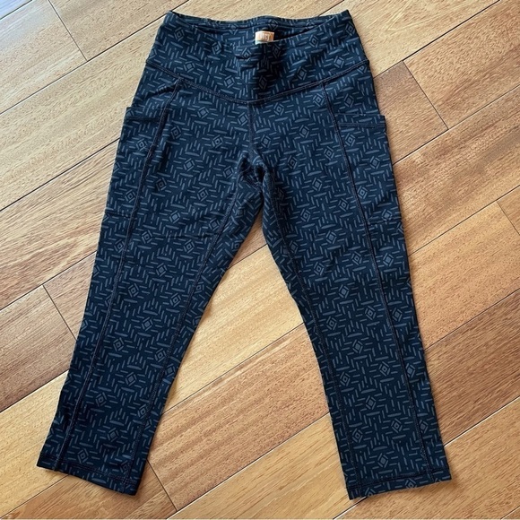 Lucy Powermax Gray Black Geometric Tribal Crop Leggings XS - Picture 3 of 8